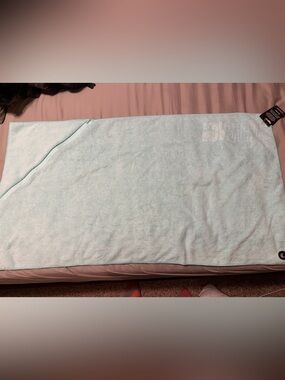 Hypermv Light Green Workout Towel with Caribeaner Hook and Zippered Pocket